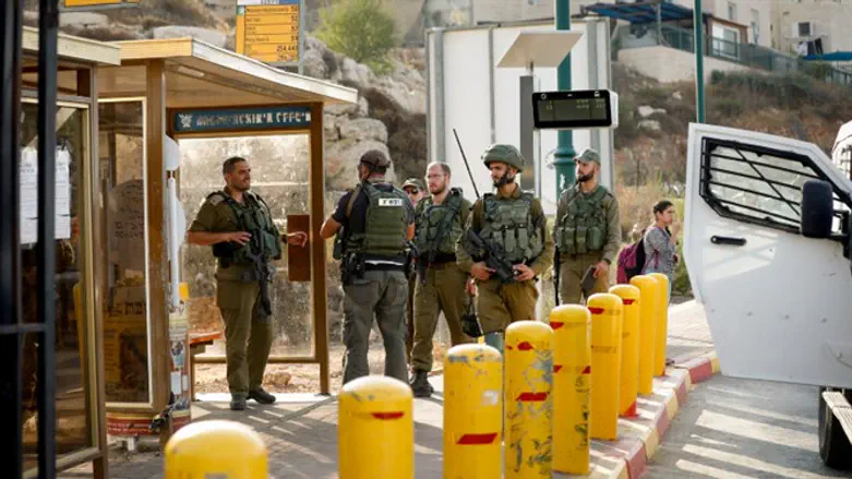 Солдаты ЦАХАЛ возле Кирьят-Арбы