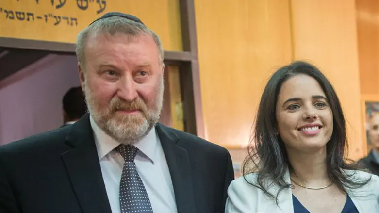 שקד ומנדלבליט