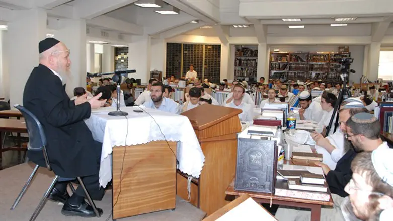 הרב מעביר שיעור בישיבה