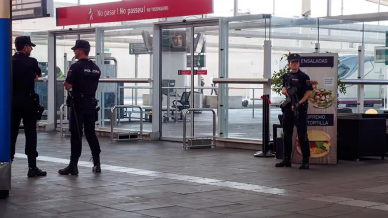 Spanish police in train station (stock)