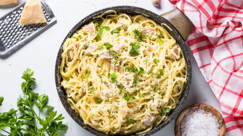 פסטה עם קרעי דג ברוטב באשמל