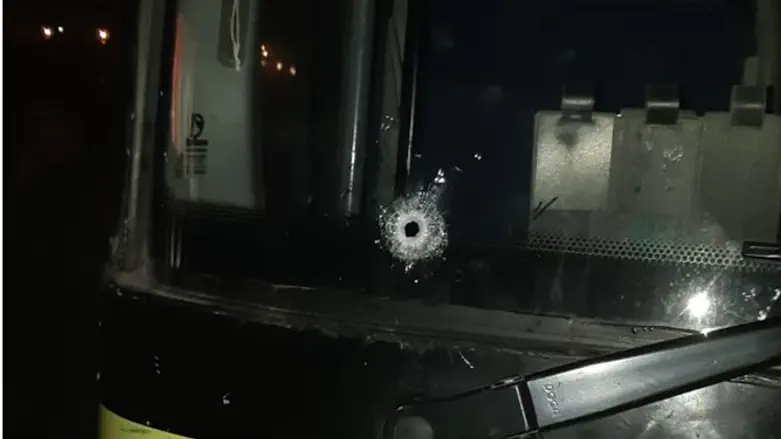 Автобус, подвергшийся обстрелу террористов