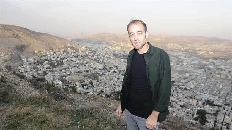 יש פחד אבל ישנם דברים גדולים ממנו. נחמן וייס על רקע העיר שכם