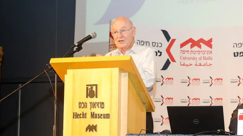 השופט זמיר נואם בכנס