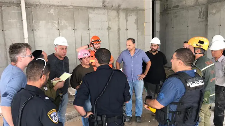 כוחות חילוץ באתר בנייה שקרס