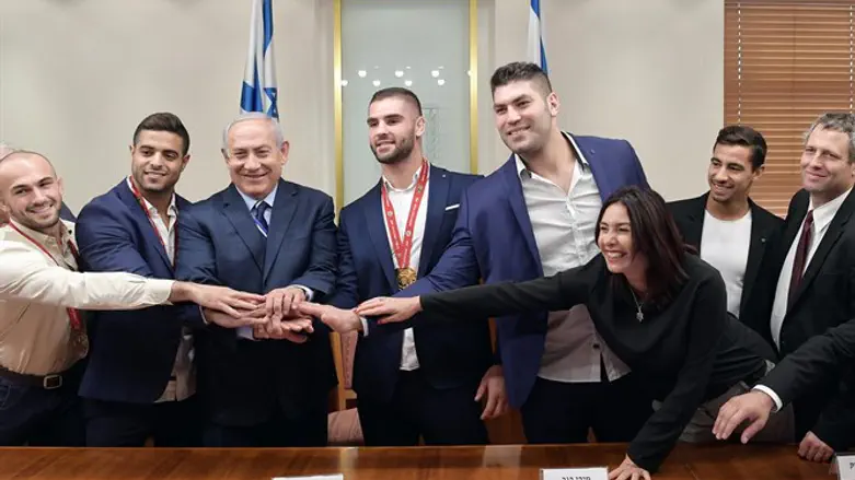 רגב ונתניהו עם נבחרת ישראל בג'ודו