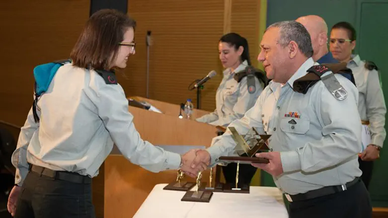 Начальник генштаба ЦАХАЛ вручает награды