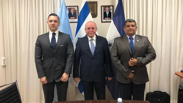 ראש המל"ל עם ראשי המודיעין של גואטמלה והונדרוס