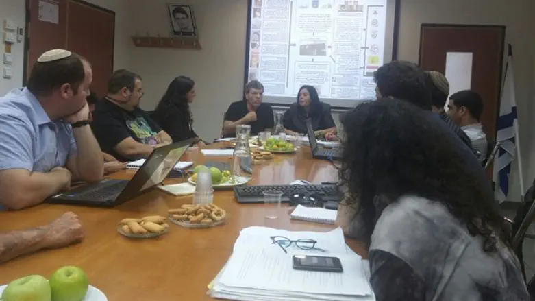 Члены семьи Тамама на встрече с министром Регев