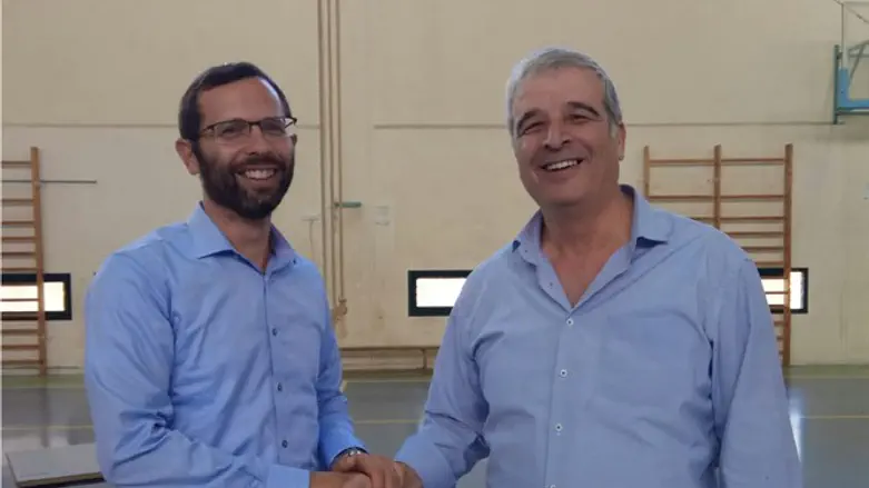 מתחלפים. אבי רואה וישראל גנץ הבוקר