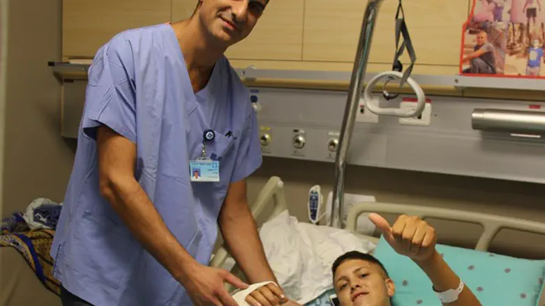 ד"ר שטבון עם הצעיר שידו חוברה