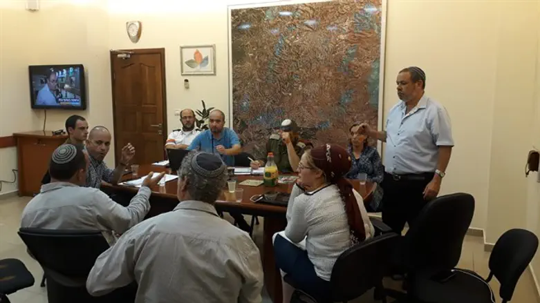 הערכת המצב, הערב