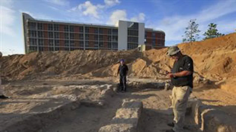 לא מצליחים לבנות בשקט. ברזילי