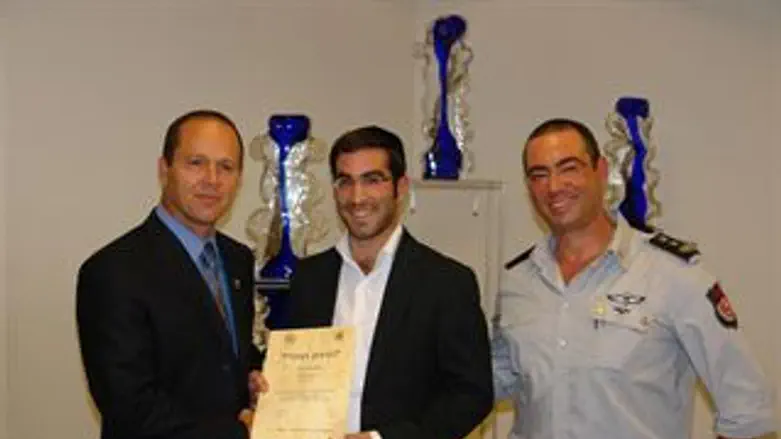תעודת ההוקרה מוענקת לישראל כביר