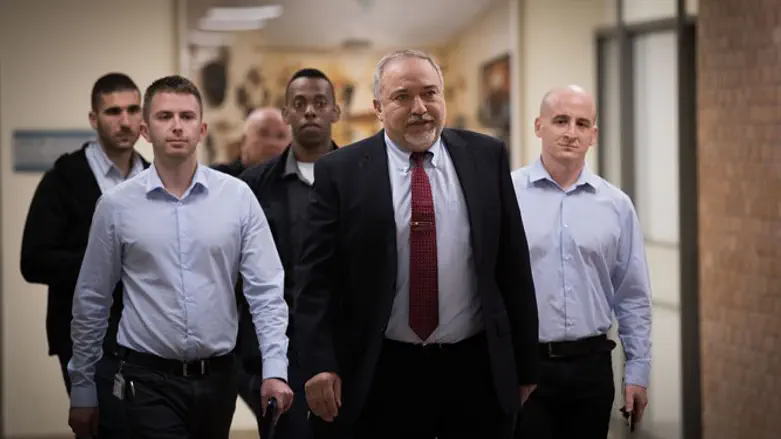 בחר באפשרות החביבה עליו – לשבור את הכלים. ליברמן