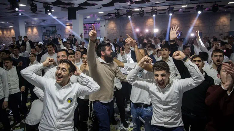 לליאון לקח זמן לעכל את המהפך הרגשי. חגיגות במטה המנצח