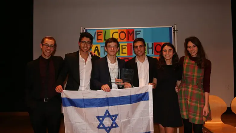 הנבחרת הזוכה יחד עם המאמנים