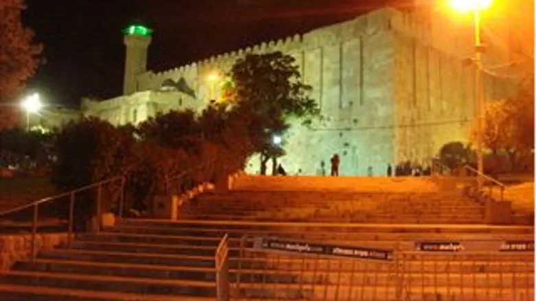 מערת המכפלה. גם בלילה.