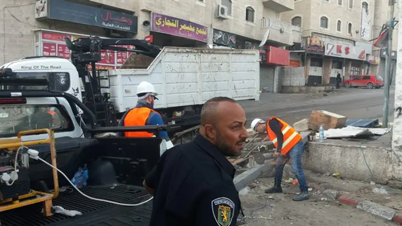עובדי עיריית י-ם הורסים בנייה לא חוקית בשכונת שועפט