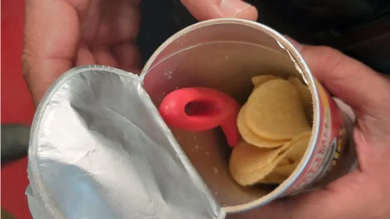 knife hidden in Pringles container