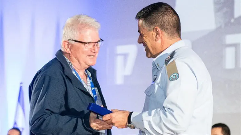 אל"מ במיל' זאב רז ומפקד חיל האוויר עמיקם נורקין