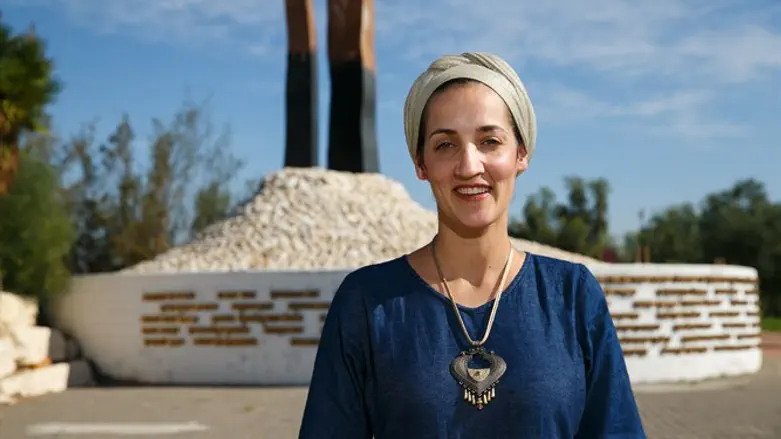 שואבת כוחות מהימים בגוש קטיף. אביטל רייכנר