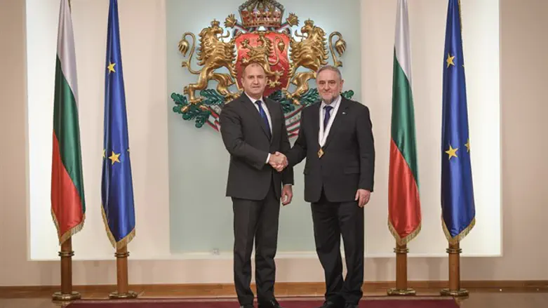 רובנרט זינגר מקבל את המדליה מנשיא בולגריה