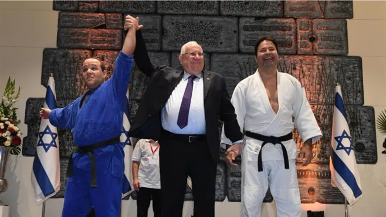 הנשיא מכריז על המנצח