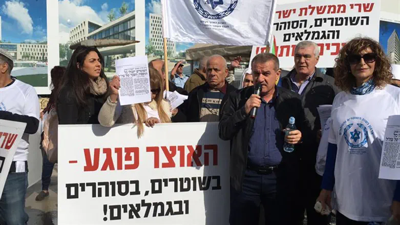 תפוח אדמה לוהט שהממשלה נמנעה מלטפל בו. הפגנות נשות השוטרים