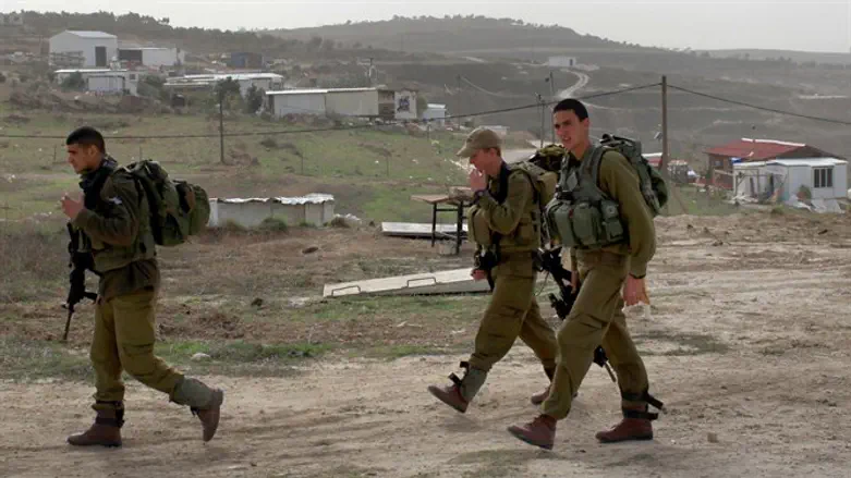 חייהם של יהודים רבים היו יכולים להינצל. חיילים מפטרלים בחוות גלעד