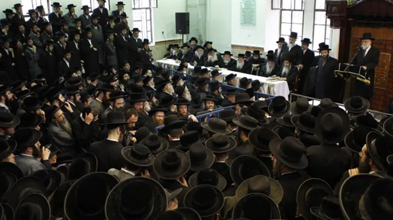 Satmar Hassidim gather for lecture by Grand Rebbe Zalman Leib Teitelbaum