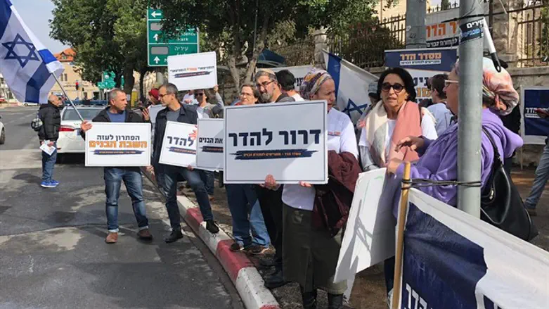 Misdar Hadar event outside PM's Residence