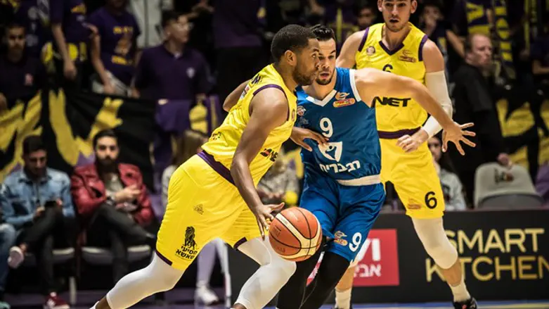 קאליף וואייט הערב מול הרצליה