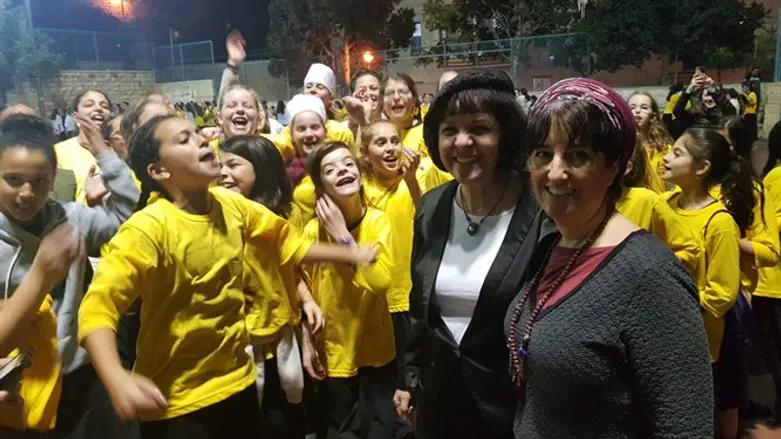 חניכות "אריאל" בבית שמש עם ראש העיר בלוך