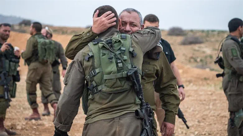 הרמטכ"ל איזנקוט ובנו סמ"ר ג' בתרגיל עוצבת הקומנדו בשבוע שעבר