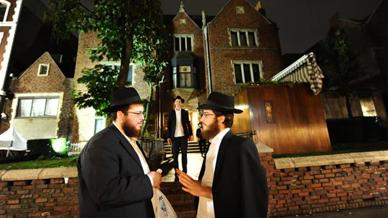 Lubavitchers outside World Chabad Headquarters