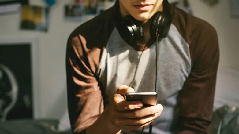 מחוברים למסכים