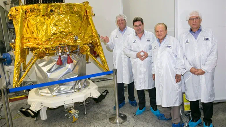 השר אקוניס במפעל