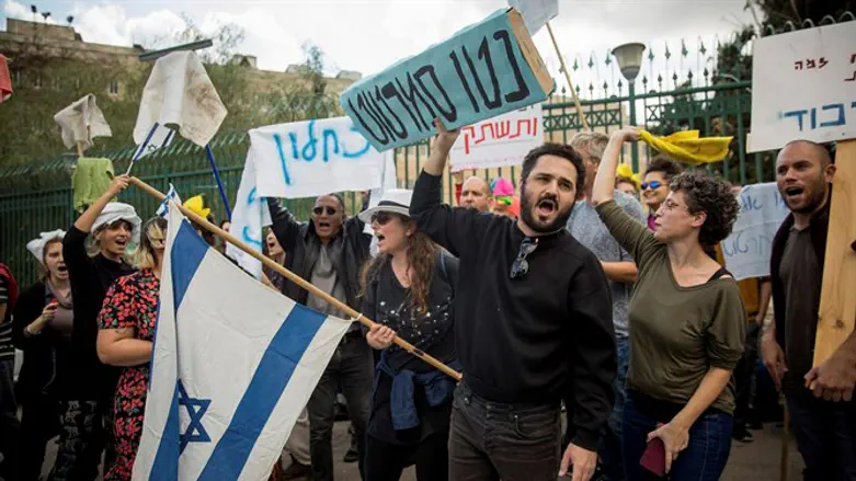 Protesters demand Kahlon withdraw support of 'Loyalty Law'