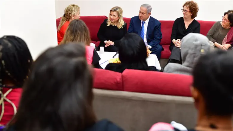 Биньямин и Сара Нетаньяху в приюте для избитых женщин