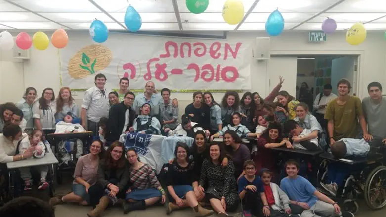 ''בני שותף בסניף בני עקיבא כמו כל בני גילו''