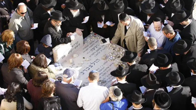 קברם של בני הזוג הולצברג הי"ד