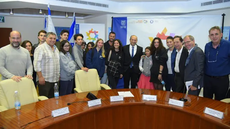 כולנו משפחת אחת