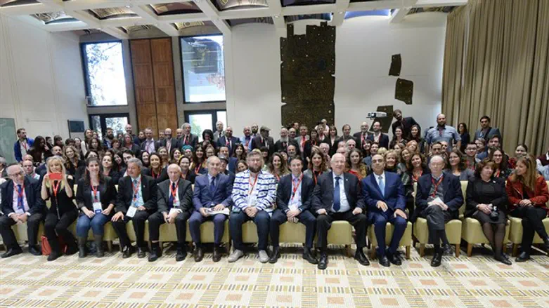 ציוץ אחר ציוץ