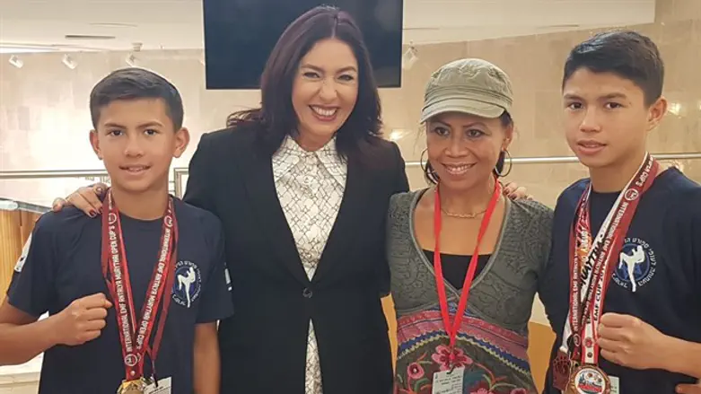 השרה רגב עם בני משפחת גורדון