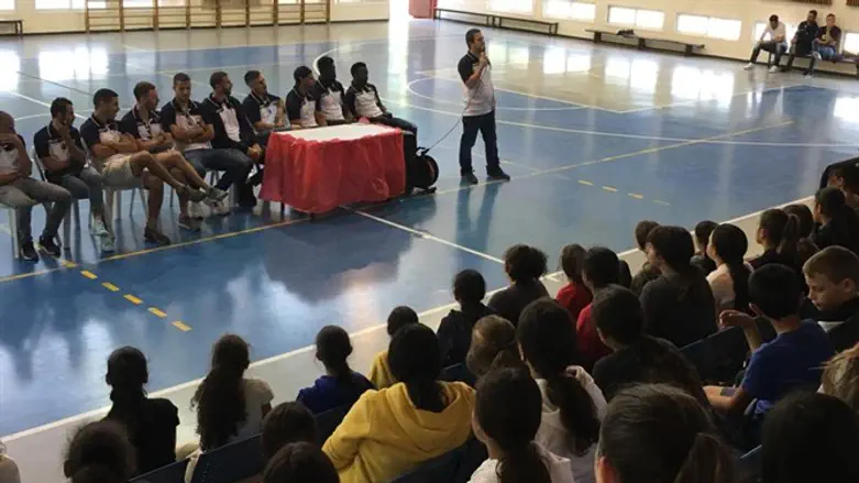 שחקני רעננה בהרצאה לילדי העוטף היום