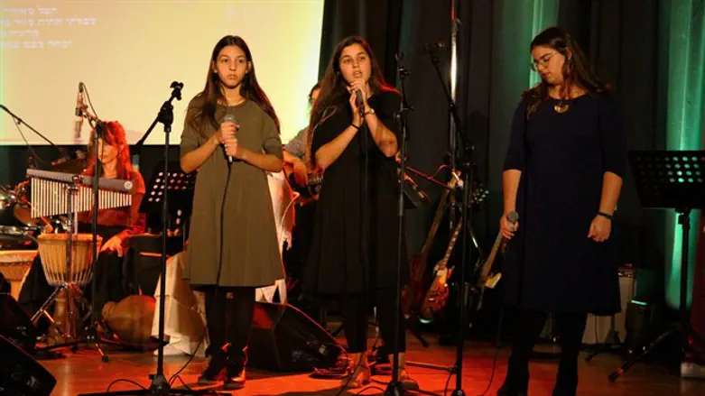 אחינעם (במרכז)