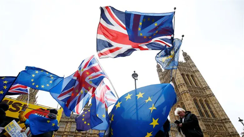 אירופה עשויה להיכנס לסחרור. מפגינים ליד בניין הפרלמנט הבריטי