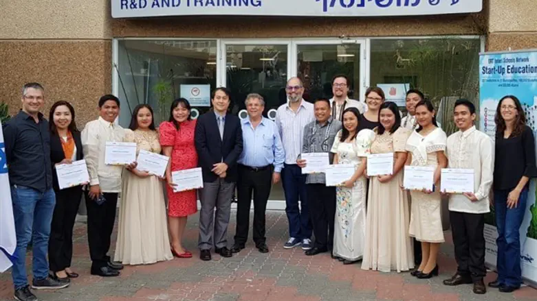 בפיליפינים בכל כיתה יש 50-70 תלמידים