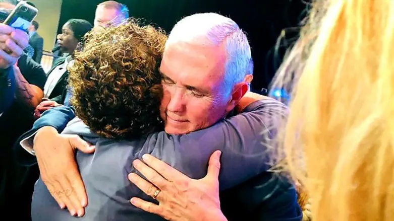 Мириам Перец и Майк Пенс